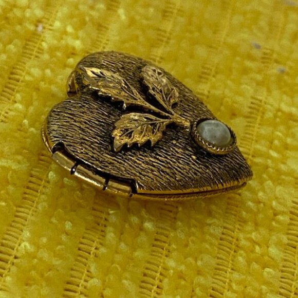Vintage * Brushed GOLD HEART w PEARL& 3 Leaves LOCKET Pendant * holds 2 photos - Picture 5 of 6